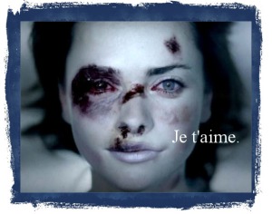 *"Eu te amo" em francês - a imagem é parte de uma campanha francesa que mostra as frases mais usadas para justificar as agressões.
